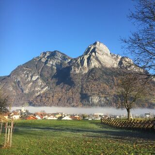 Mächtig steht der Gonzen über dem mit Bodennebel verschleiertem Dorf Mels