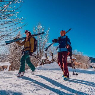 Zwei Wanderer mit ihren Ski