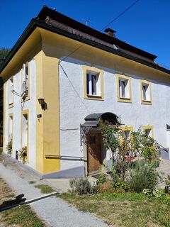 Altes Gebäude in Reut unterhalb der Burgruine