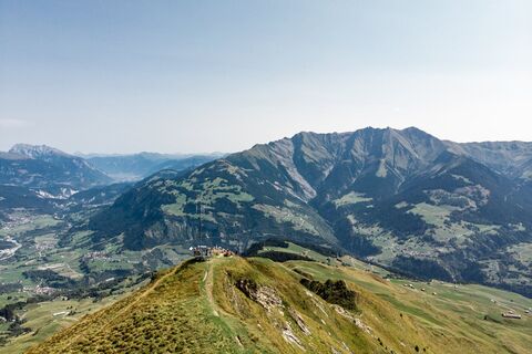 Piz Mundaun mit Sicht runter zur Rheinschlucht und zur Signinakette