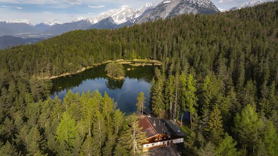 Möserer See im Frühling bei Morgenstimmung - Drohnenaufnahme Möserer Seestube mit Blick auf Hohe Munde (1).jpg