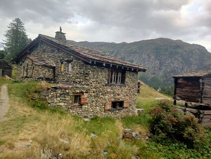 Fotografija s spletne strani simone ravasi na poti