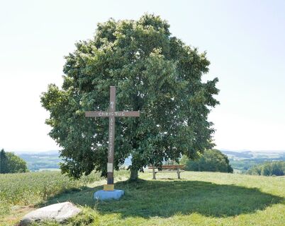 Geispielstein und Kreuz am höchsten Punkt von Vöcklabruck