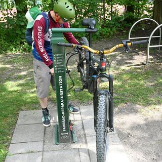Radreparatur-Station am Kneißl Rastplatz in Gröbenzell