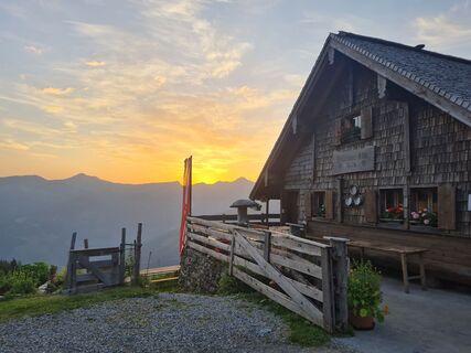etwas später bei der Oberen Zitterauer Alm geht die Sonne auf