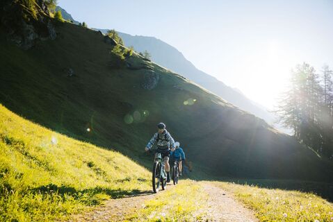 gemeinsam-mountainbiken-(2)-praegraten-fruehling2022-c-elias-bachmann_TVB Osttirol_Elias Bachmann_Prägraten am Großvenediger.jpg