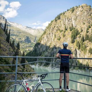 Radfahrer am Staudamm von Gibidum