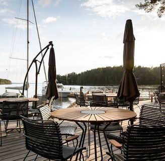 Sommercafé-Restaurant und untergehende Sonne