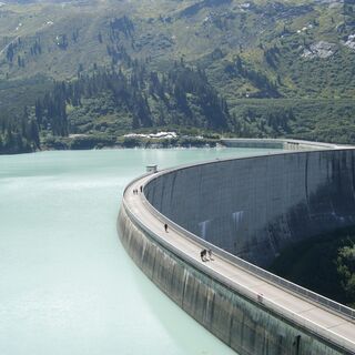 Kopssee mit geschwungener Staumauer