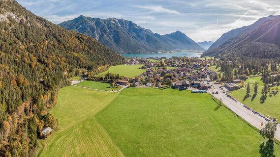 der Ort Pertisau - rechts der Parkplatz Karwendeltäler