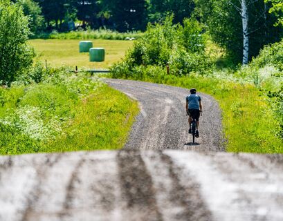 Radfahrer auf einer Schotterstraße