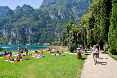 Der Radweg entlang der Seepromenade