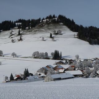 Sicht auf Guggisberg - Winterwanderung Riffenmatt