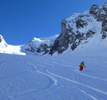 Bei optimalen Bedingungen wird man auf der Gletscherzunge des Gaisbergferners, welche vom schattenspenden Kirchenkogel 3280m profitiert, durchaus noch lockeren Pulverschnee vorfinden.
