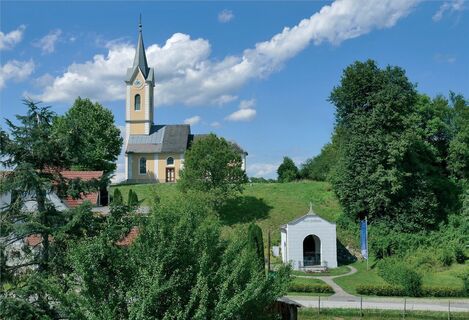 Blick auf die Wallfahrtskirche Maria Helfbrunn