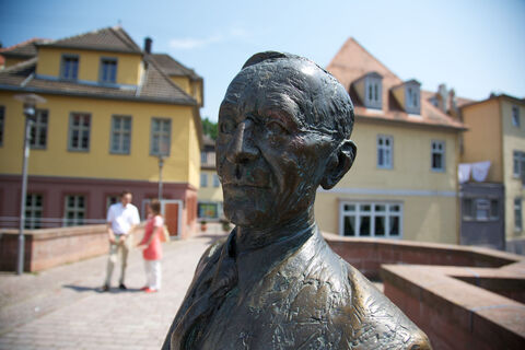 Hermann-Hesse-Statue auf der Nikolausbrücke