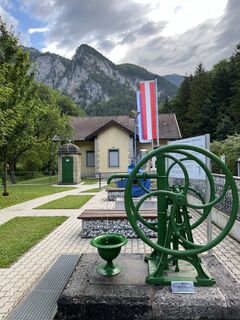 'Radbrunnen' vor dem Wasserleitungsmuseum. Ideal zum Auffüllen der Wasserflaschen mit dem hervorragenden Wiener Hochquellenwasser!