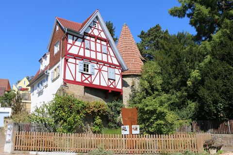 Schwaigern Stadtmauer Rundweg Stelen Hexenturm | HeilbronnerLand