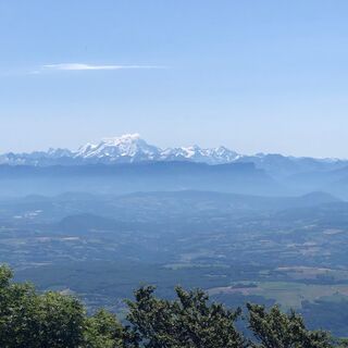 Panorama über die Alpen und den Mont Blanc vom Crêt du Nu aus