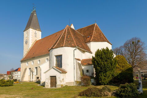 Kath. Pfarrkirche hl. Zeno - Älteste Teile aus der romanischen Epoche  (13. Jahrhundert). Hochgotischer Turm um 1400. Barocke Stuckarbeiten von Andreas Marstaller, neugotischer/neubarocker Hochaltar von Josef Kepplinger, Werke von Martin Johann Schmidt („Kremser Schmidt“) .