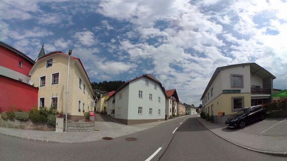 Durch enge Gasse in der Nähe der Kirche