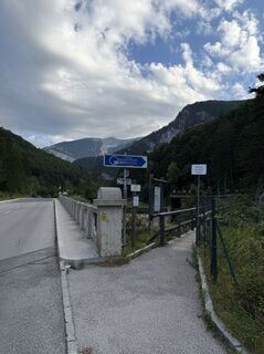 Einstieg in den Wasserleitungs- bzw. Höllental-Flusswanderweg ist hier bei der Windbrücke