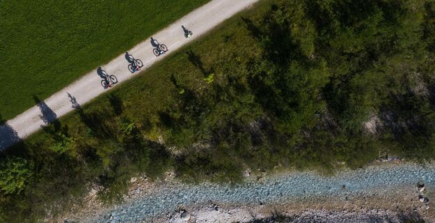 Radfahrer am Flussufer