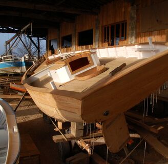 Construction de bateaux en bois aux Chantiers Tramasset