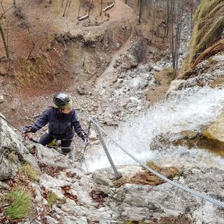 Entlang der Klettersteig "Rio Ruzza", direkt neben dem Wasserfall