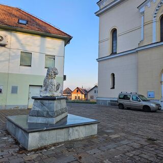Kopie des römischen Löwen vor der Kirche St. Kreuz