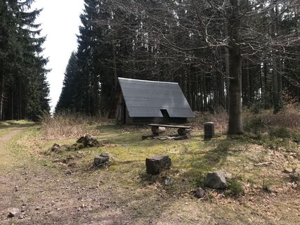 Bärenstein mit Bärensteinhütte und Sitzgruppe