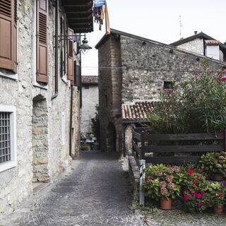 Durch das Dorf Tenno