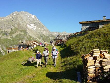 Randonneurs vers le refuge de Plan Sec - Aussois