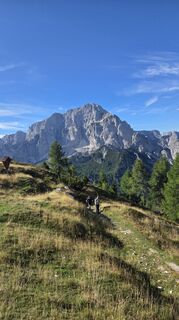 Foto von Don Alessandro Sohn der Berge entlang der Tour