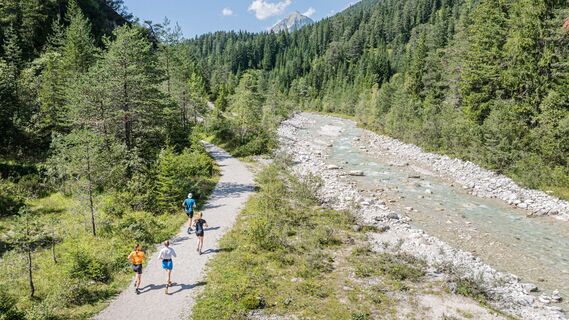 Trailrunning in der Region Seefeld - Gruppe an der Leutascher Ache - Gaistal (2).jpg