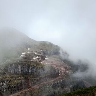 Das Gebiet des Steinbruchs unterhalb des Gipfels des Lovinzola