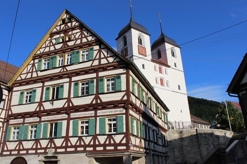 Wiesensteiger Spital mit Kirche im Hintergrund