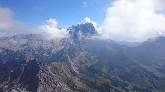 Blick vom GIpfel der Gr. Bischofsmütze auf den Dachstein