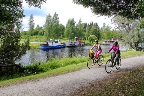 Radfahren entlang des Flusses Jämsänjoki