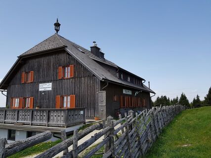 Roseggerhaus Pretul_von außen_Ratten_Oststeiermark
