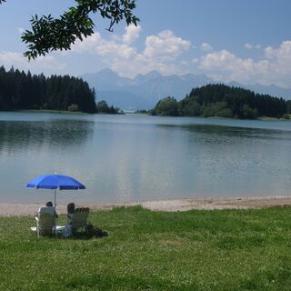 Im Ort See lädt eine Badestelle am Illasbergsee zur Rast ein.