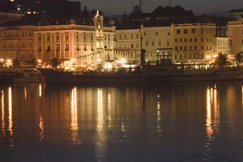 Blick auf das nächtliche Gmunden.