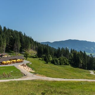 Blick auf die Kolbensattelhütte und Oberammergau