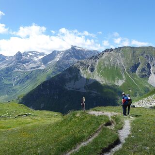 Gipfelschau von der Miesbichlscharte (2238 m) auf das wolkenverhangene Schareck.