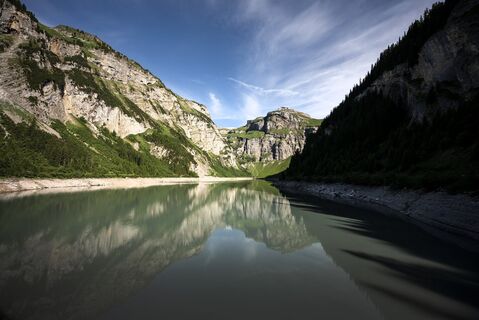 Blick von der Staumauer aus an Talende