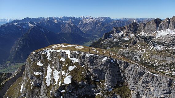 im Vordergrund die Haidachstellwand, dahinter die Dalfazer Wände und das Karwendelgebirge