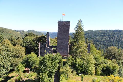 Die Burgrunie Zavelstein thront über dem Teinachtal