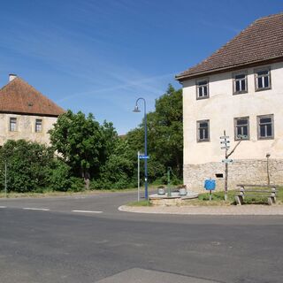 Start und Endpunkt des Goethesteinrundweges mit Wasserschloß im Hintergrund