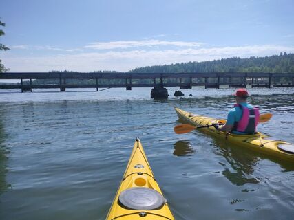 Paddler bei der Myllysaari-Brücke