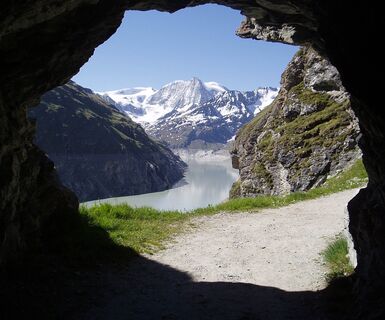Stausee Lac de Dix und Berg Montblanc de Cheilon